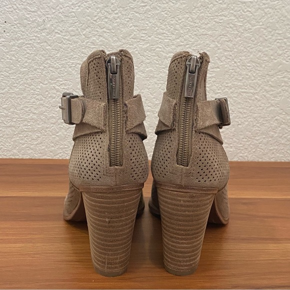 VINCE CAMUTO Perforated Tan Suede Heeled Booties Ankle Boots Women’s Size 7.5 - Picture 4 of 16